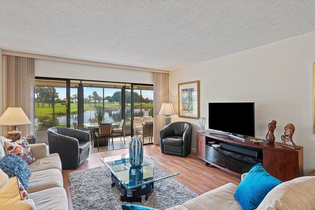 2-bedroom Condo — 5152 Golfview Court