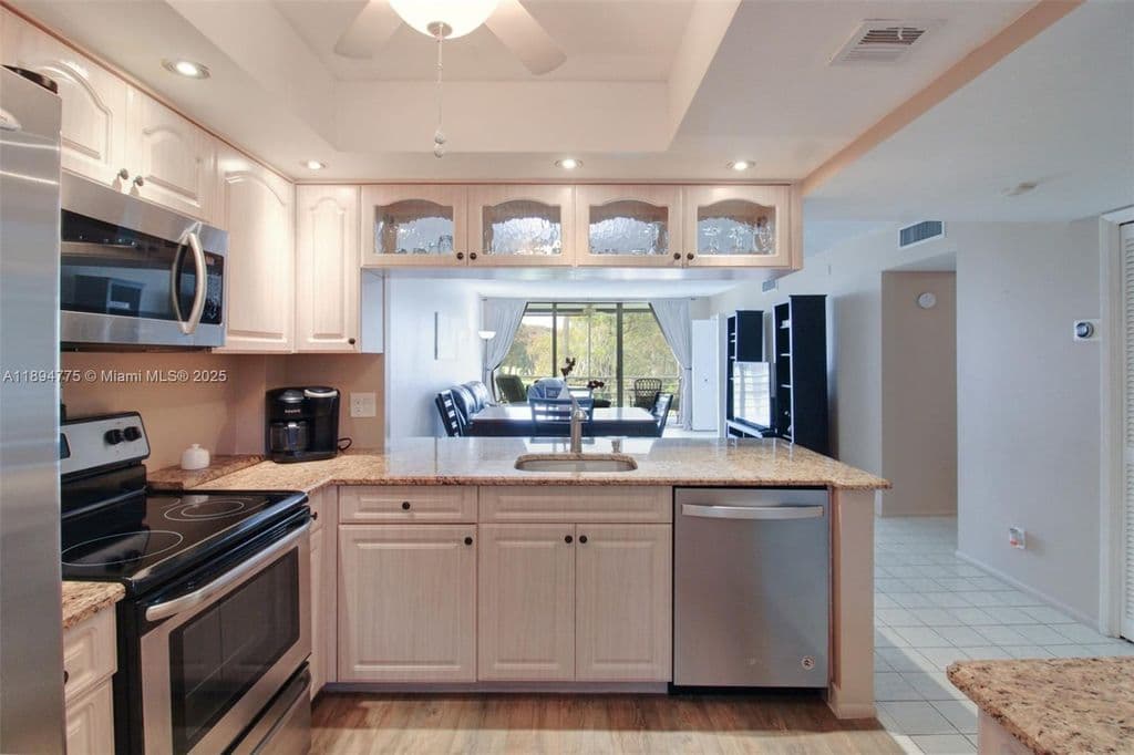 2+1 Condo — 605 Oaks Dr APT 305