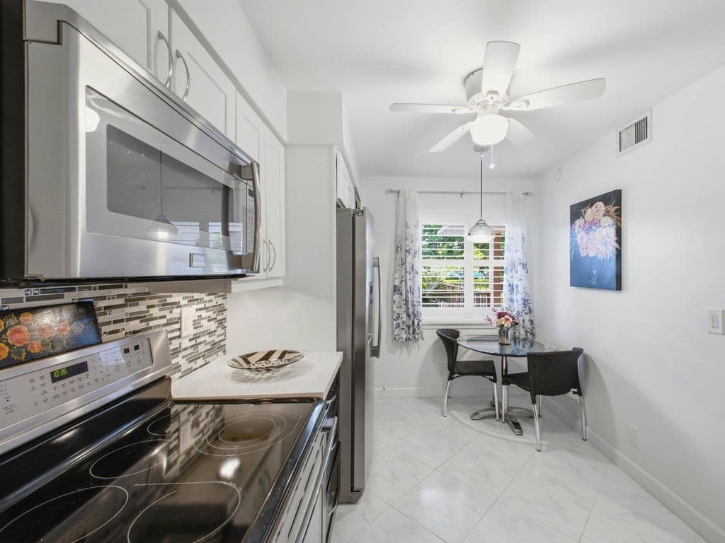 2+1 Condo — 7280 Amberly Lane #201