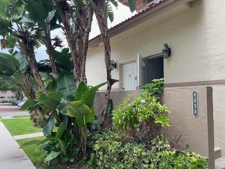 3-bedroom Property — 6654 Via Regina