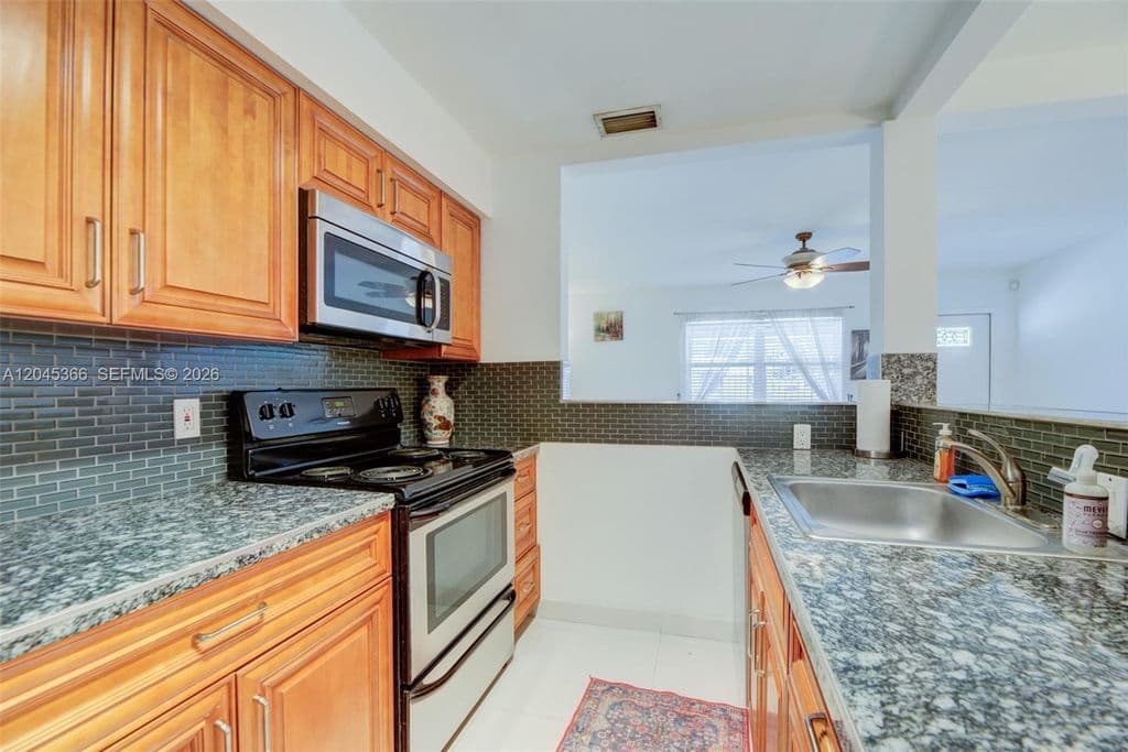 3+1 Müstakil ev — 1520 N Andrews Ave
