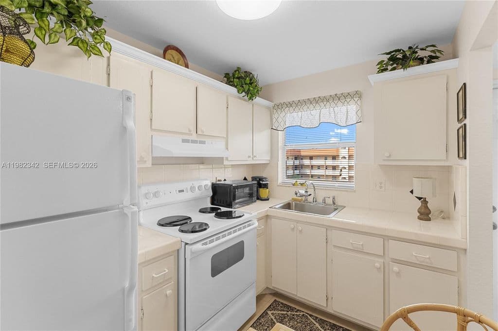 2+1 Condo — 8950 Sunrise Lakes Blvd APT 309