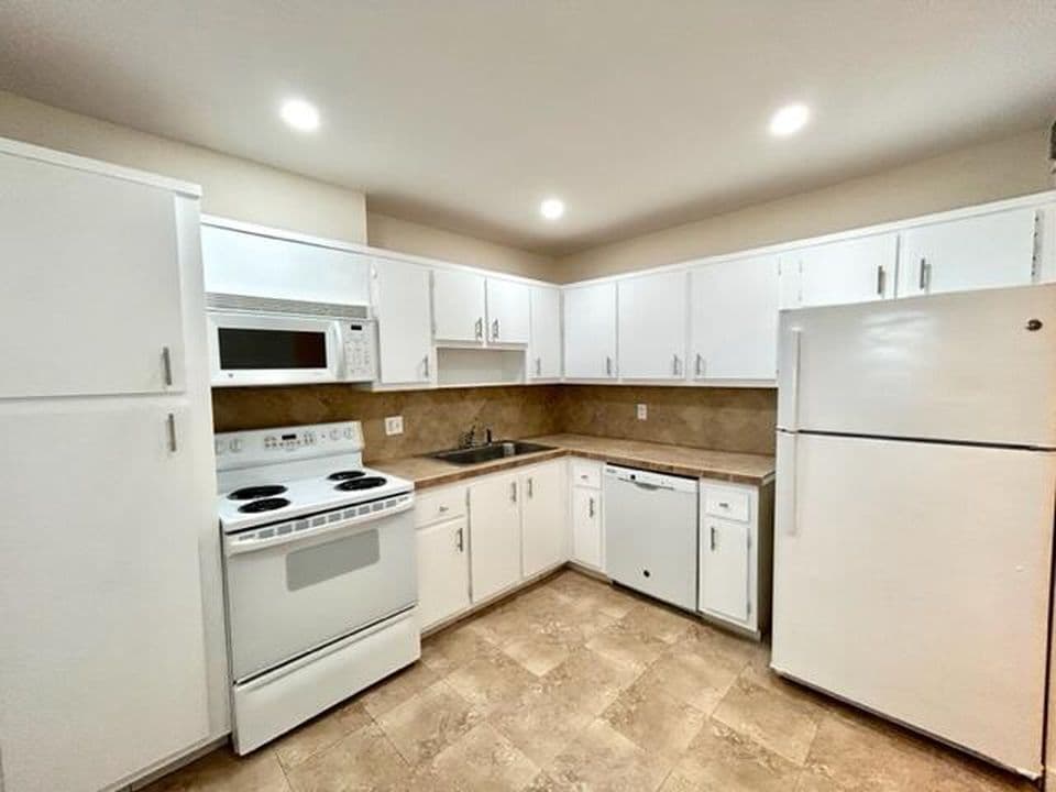 2-bedroom Condo — 6061 N Falls Cir Drive #402