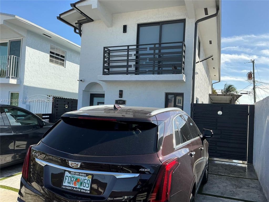 4-bedroom Single-Family Home — 717 Tamiami Canal Rd