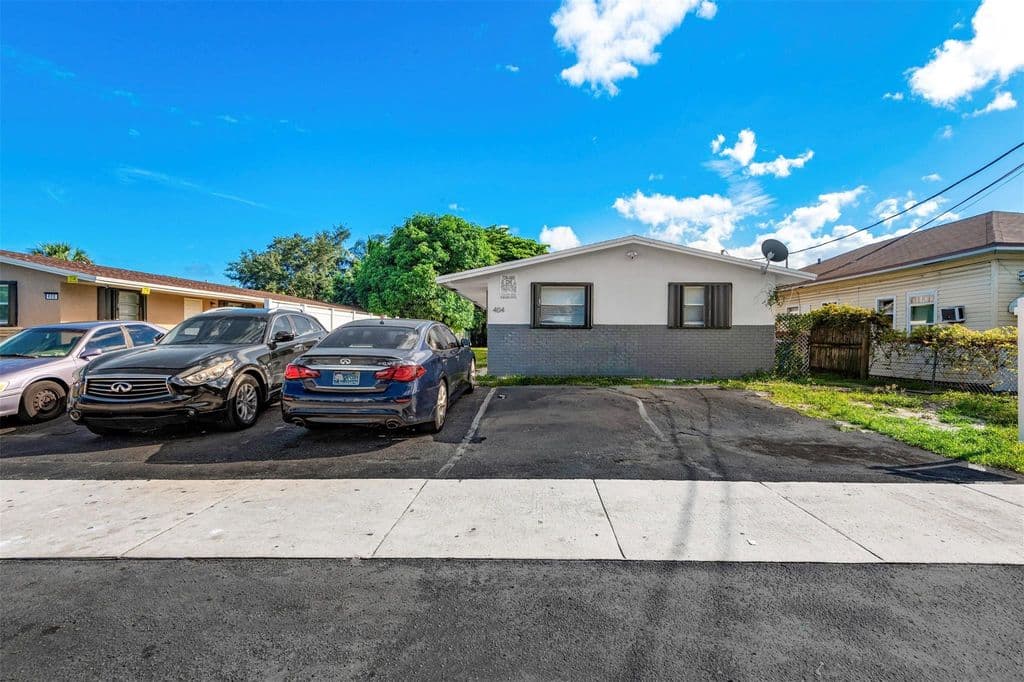 6+1 Mülk — 404 NE 4th Street