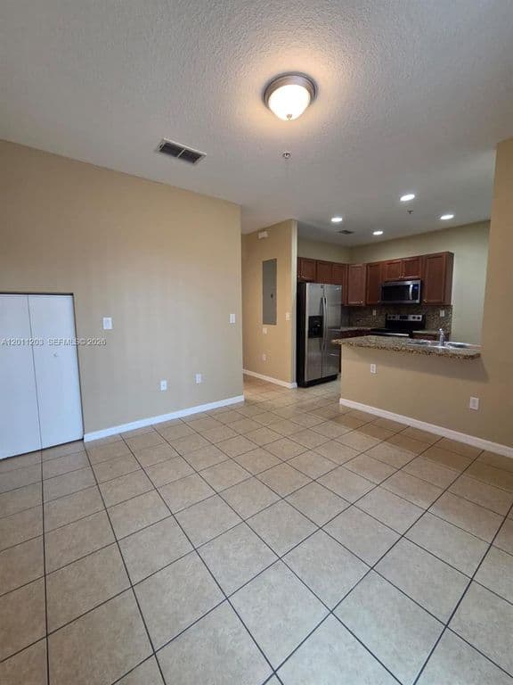 3-bedroom Property — 2851 W Prospect Rd Unit 404