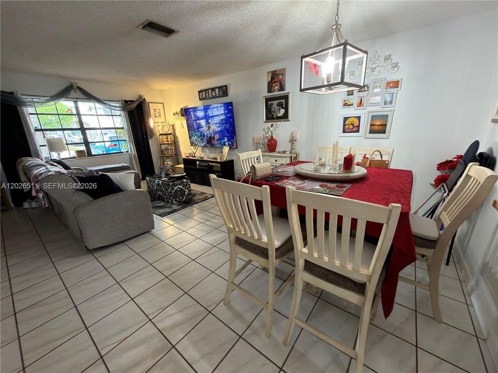 2+1 Mülk — 10428 NW 3rd St