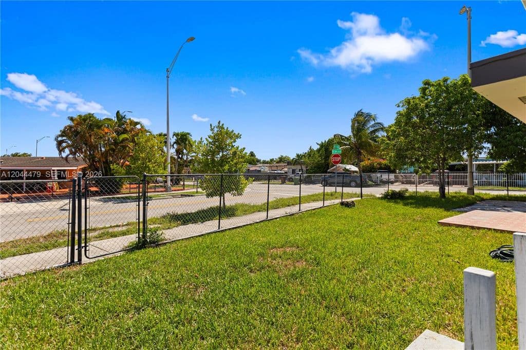 6+1 Müstakil ev — 191 SE 6th Ave