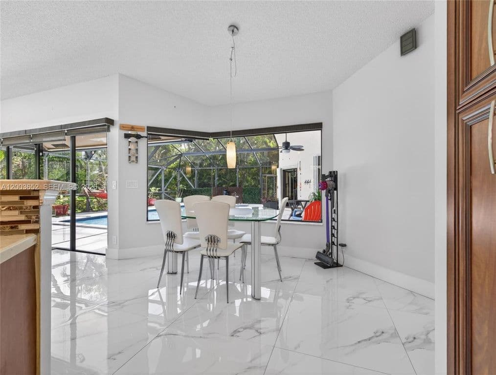 4+1 Müstakil ev — 1025 Creekford Dr