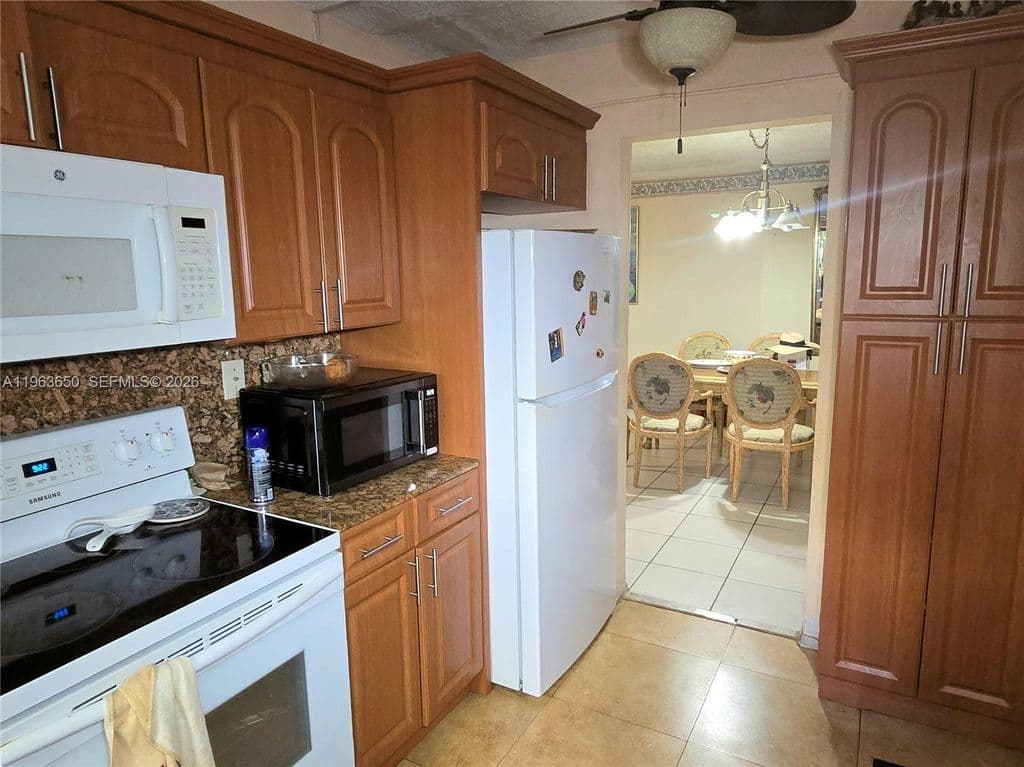 2-bedroom Condo — 940 NE 199th St APT 114
