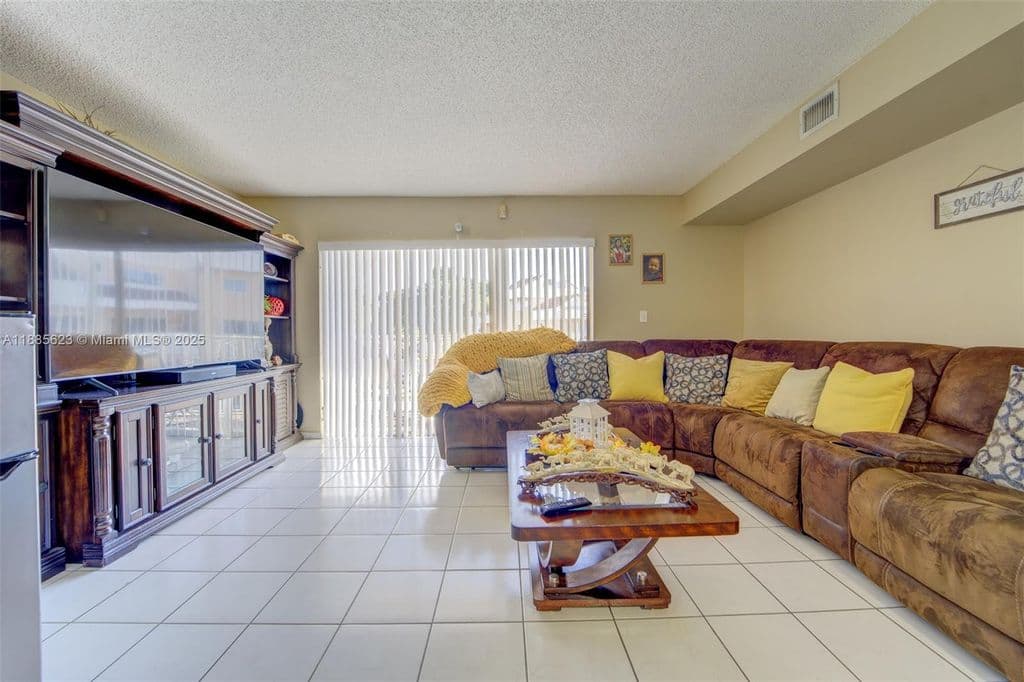 2+1 Mülk — 14915 SW 80th St APT 205