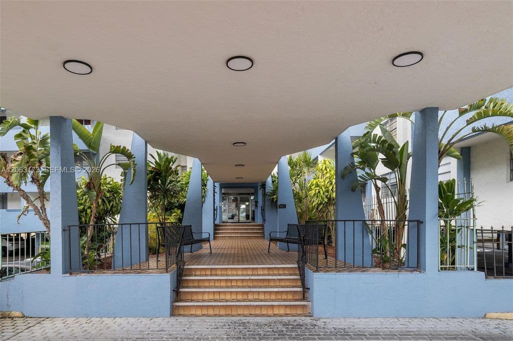 1+1 Condo — 5050 NW 7th St APT 211