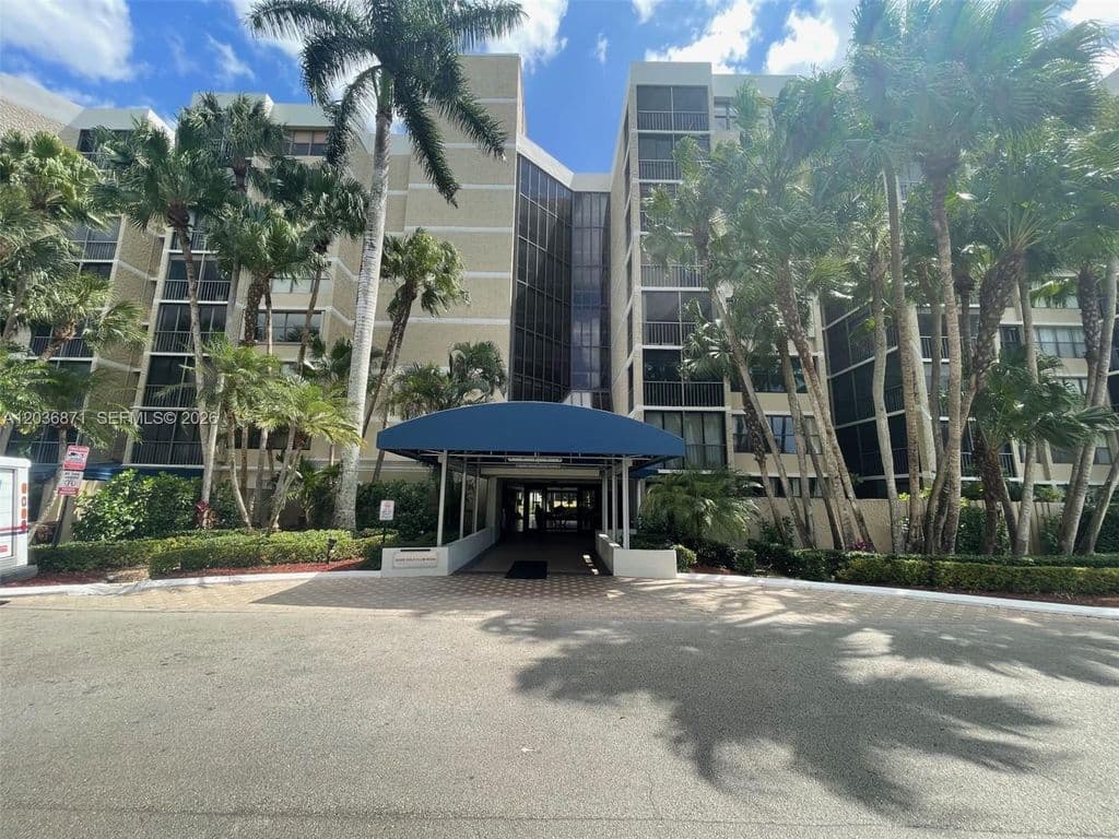2+1 Condo — 16300 Golf Club Rd APT 508