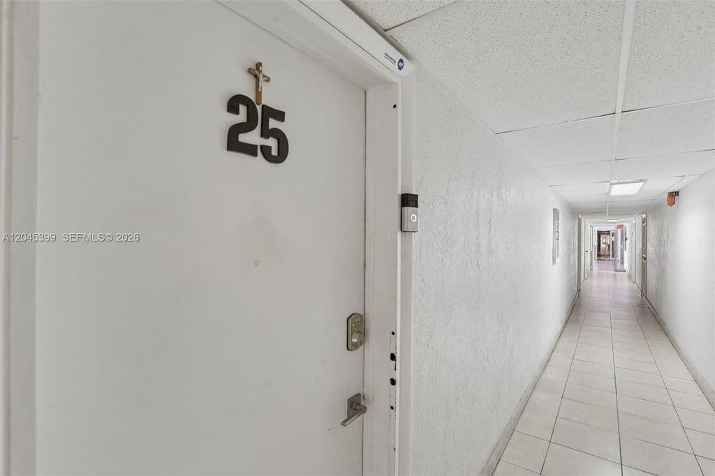 2-bedroom Condo — 1300 W 53rd St APT 25