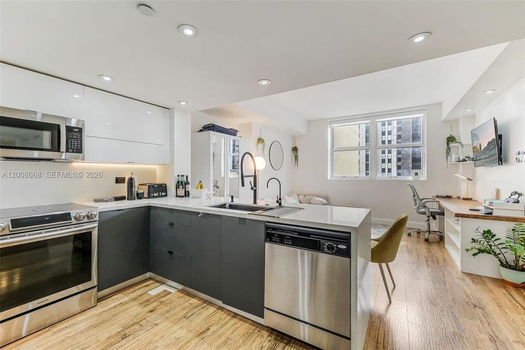 1+1 Condo — 111 E Flagler St APT 708