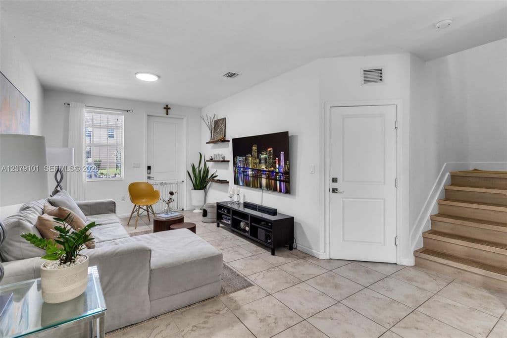 4+1 Mülk — 2438 SE 15th St
