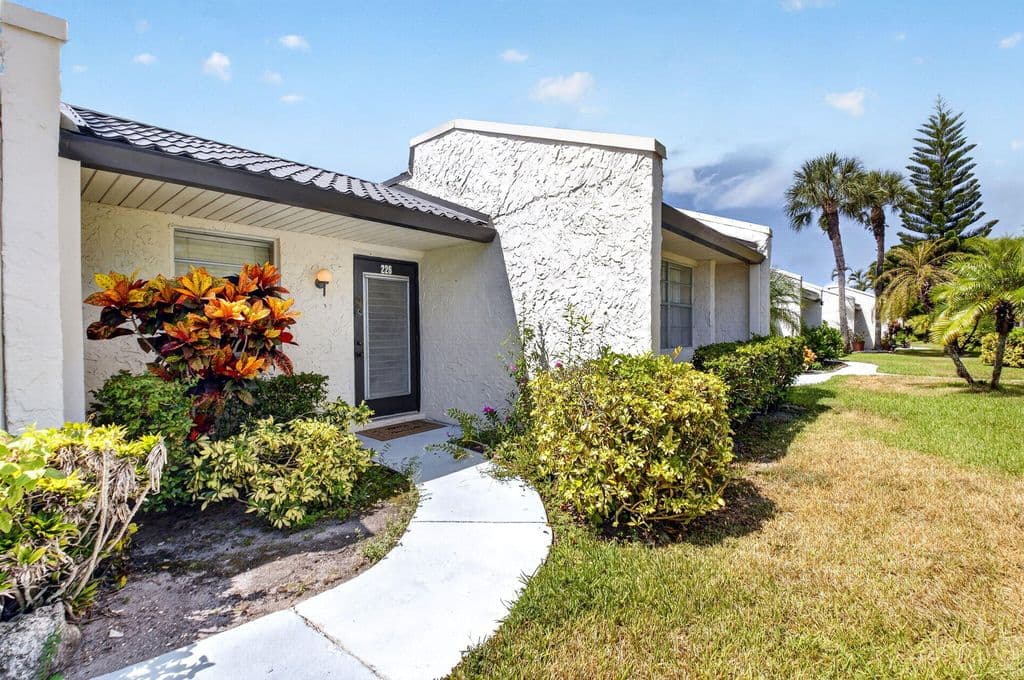 2+1 Condo — 226 LAKE CONSTANCE Drive #226