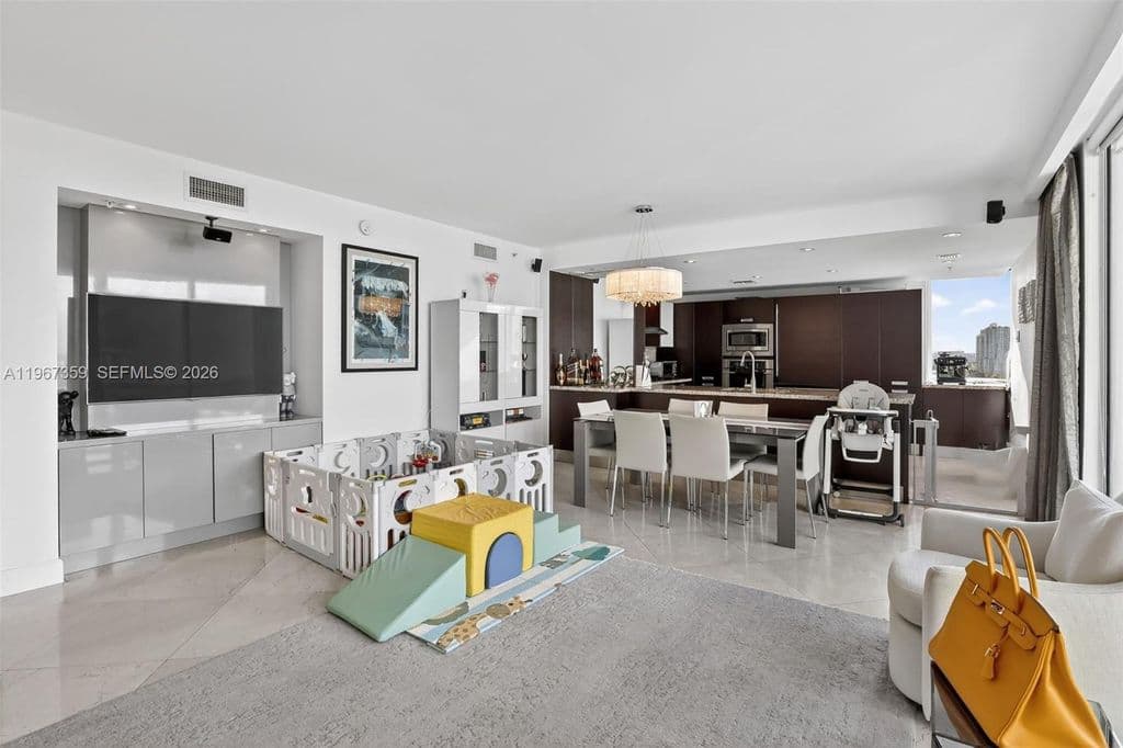 3+1 Condo — 19400 Turnberry Way APT 1012