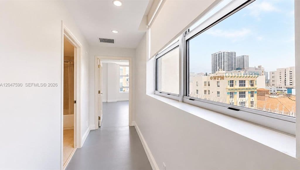 1-bedroom Condo — 111 E Flagler St APT 810