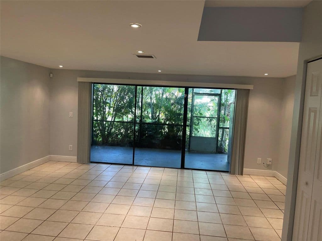 3-bedroom Property — 8843 SPRINGTREE LAKES Drive