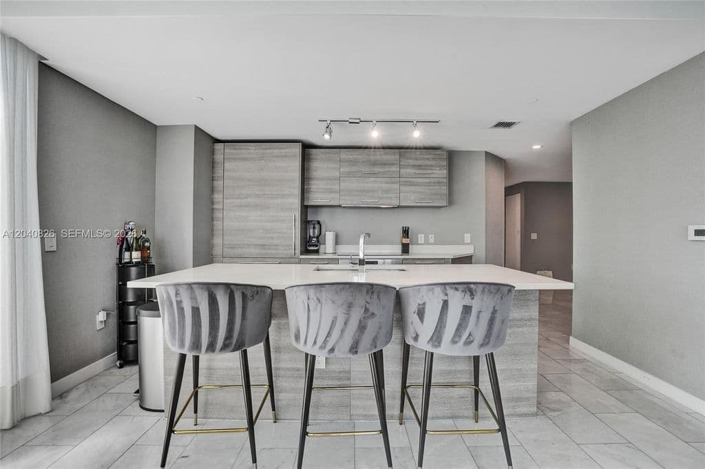 4+1 Condo — 650 NE 32nd St Unit 3901