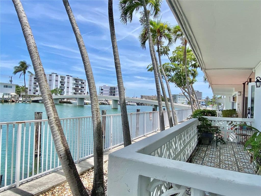 2+1 Condo — 8040 Tatum Waterway Dr APT 5