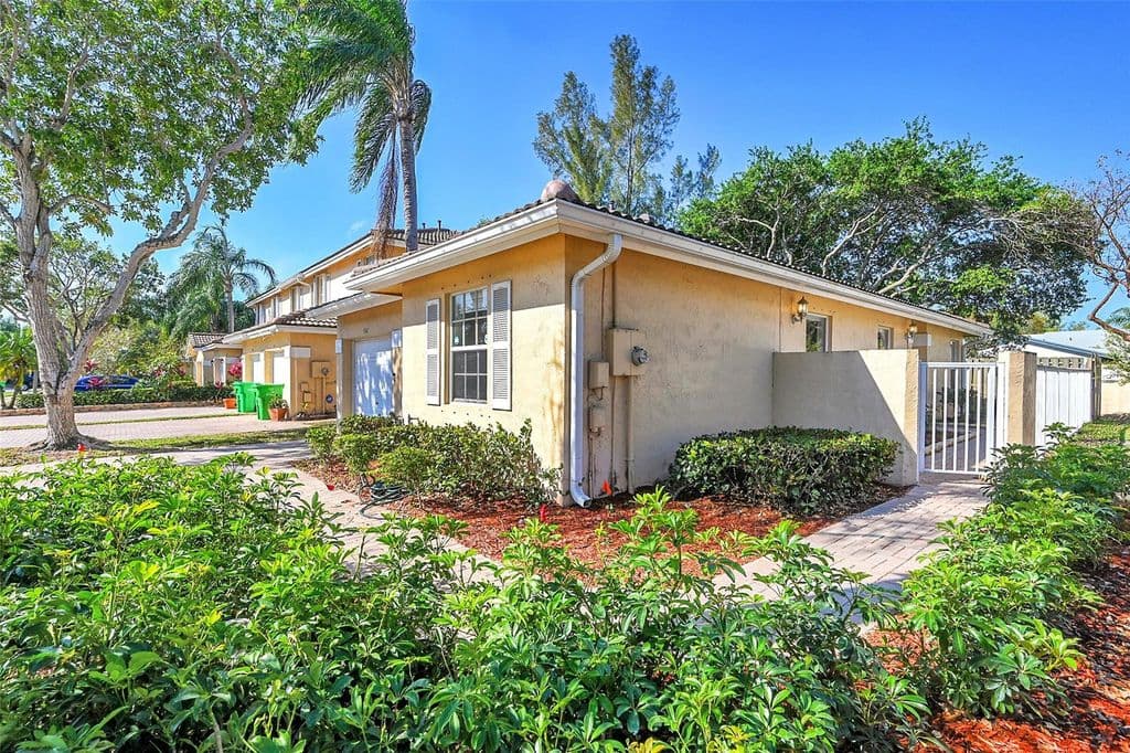 3+1 Mülk — 5361 NW 90th Avenue