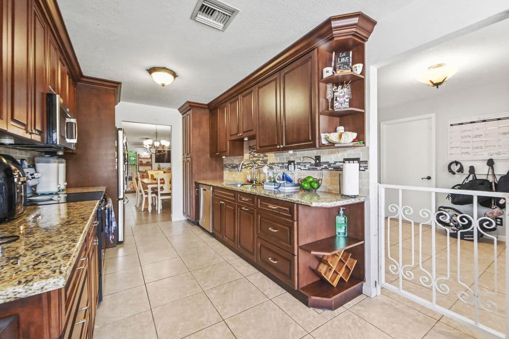 3+1 Mülk — 11901 Donlin Drive