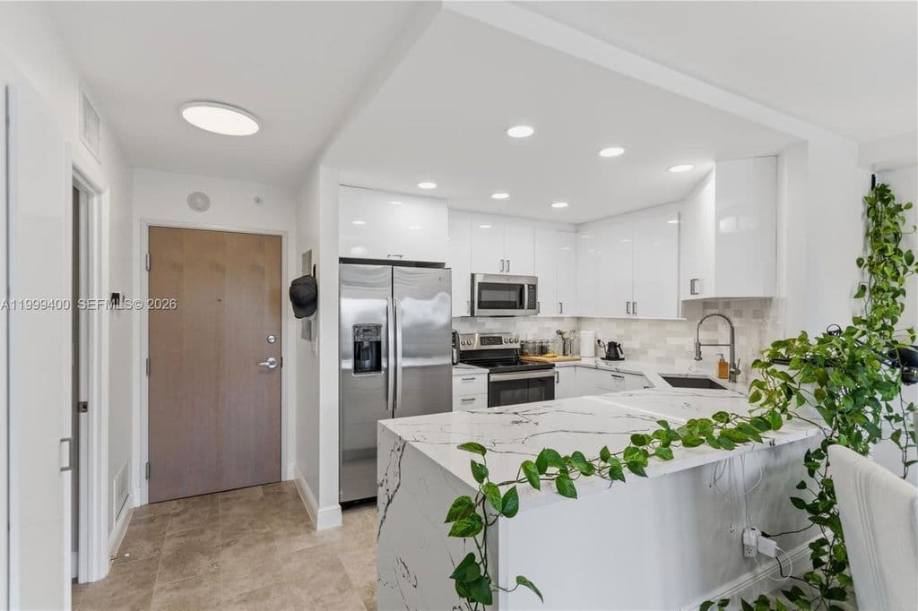 1+1 Condo — 340 Sunset Dr APT 407