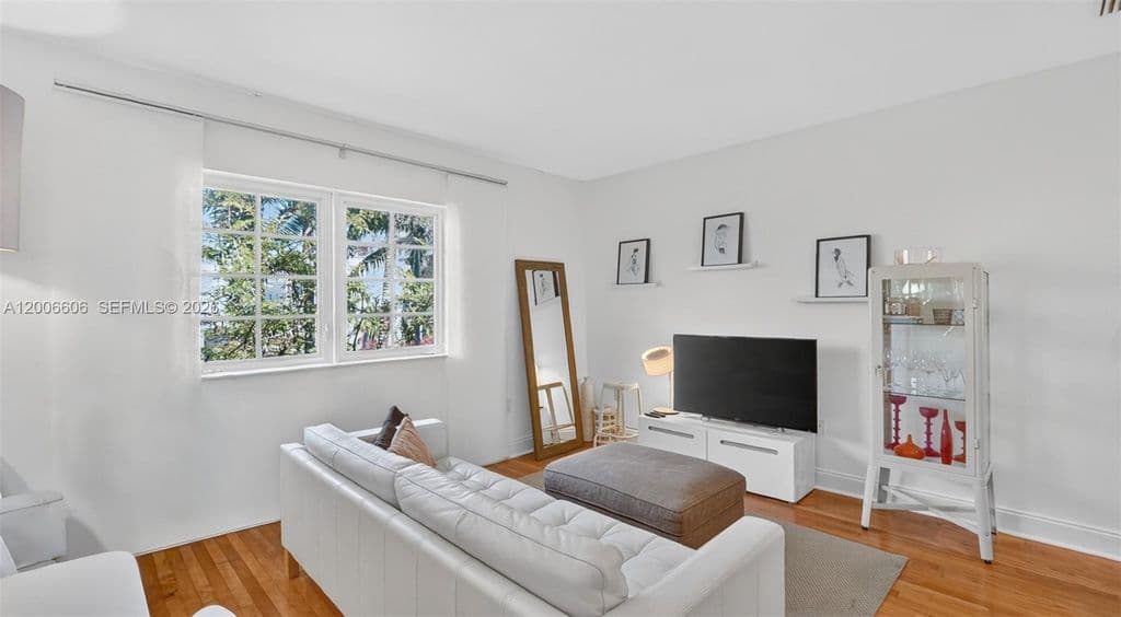 2-bedroom Condo — 1410 Euclid Ave APT 6