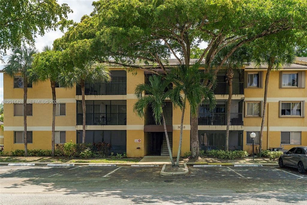 2+1 Condo — 3083 N Oakland Forest Dr APT 206