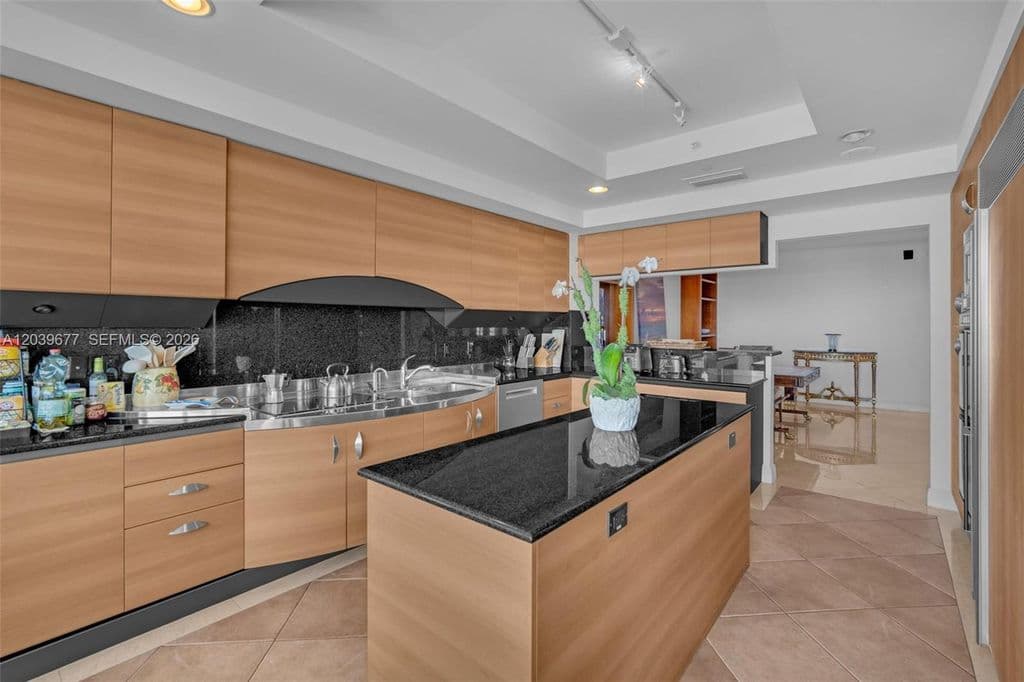 3+1 Condo — 19955 NE 38th Ct APT 2204