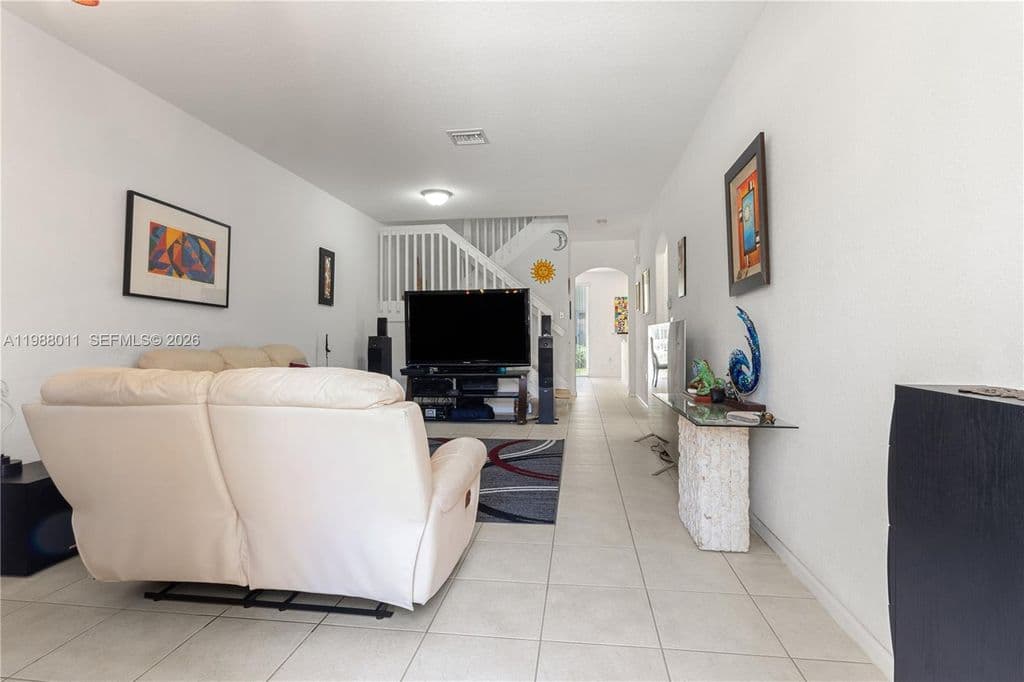 4+1 Mülk — 2883 SW 85th Ave #106