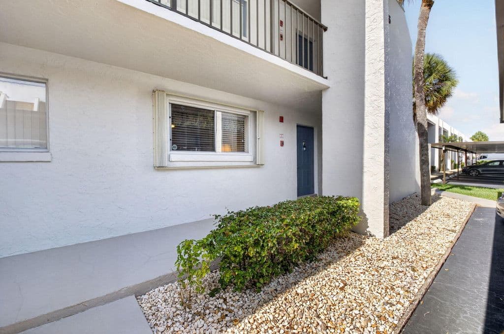 2-bedroom Condo — 2935 SW 22nd Avenue #108