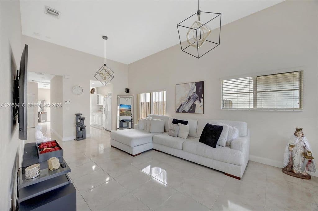 3+1 Müstakil ev — 1130 NE 41st Ave