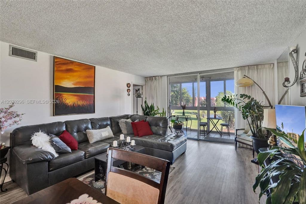 2-bedroom Condo — 9461 Sunrise Lakes Blvd APT 208