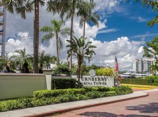 2-bedroom Condo — 19500 Turnberry Way APT 20C, Aventura, 33180