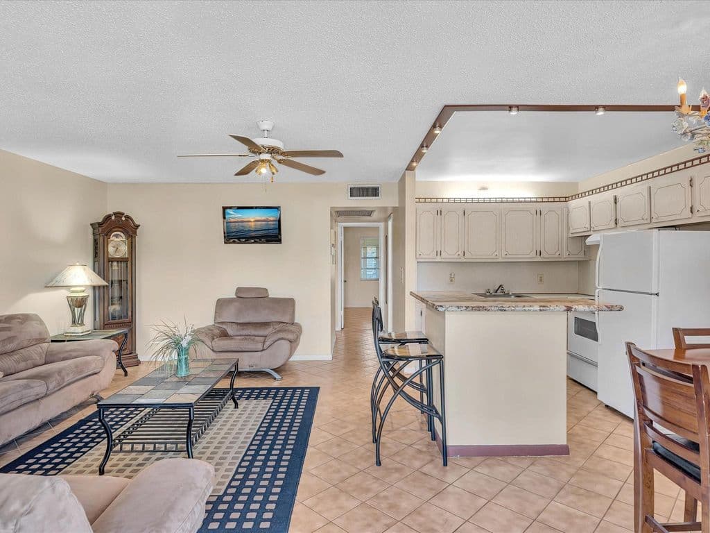 2-bedroom Condo — 238 Ventnor Q #238