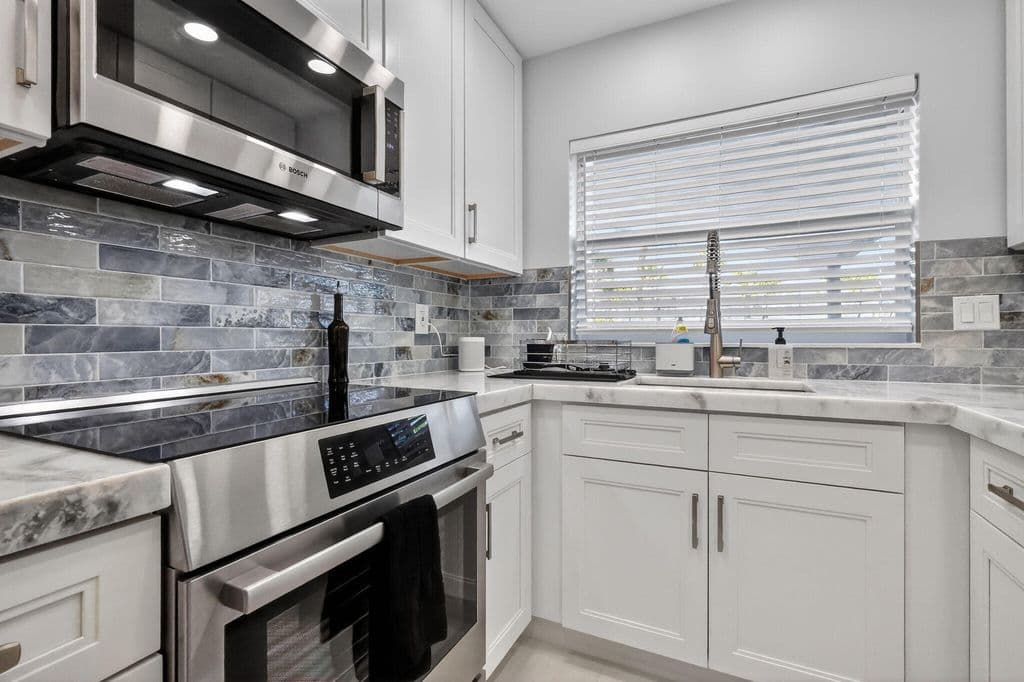 2+1 Condo — 700 NE Harbour Terrace #1250