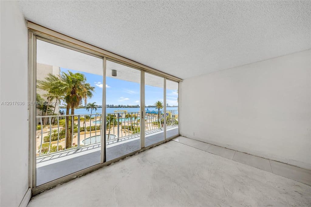 2+1 Condo — 7601 E Treasure Dr APT 609