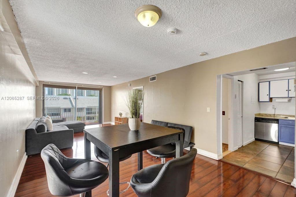 1+1 Condo — 3716 NE 168th St APT 301