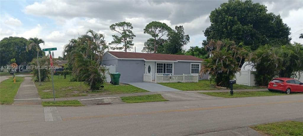 4-bedroom Single-Family Home — 4331 SW 23rd Ct
