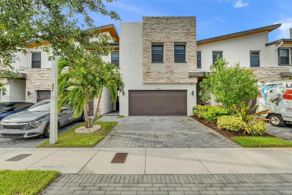 4-bedroom Property — 10533 NW 78th Ter