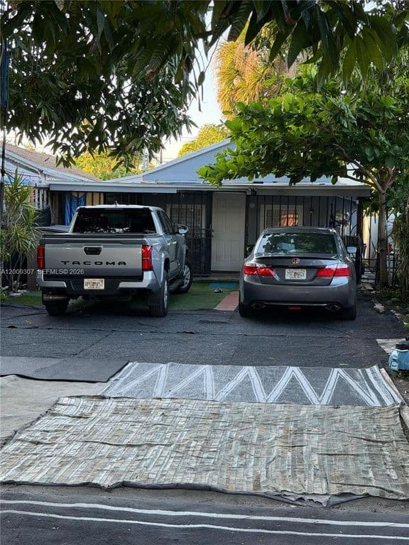 6-bedroom Property — 1111 NW 26th St