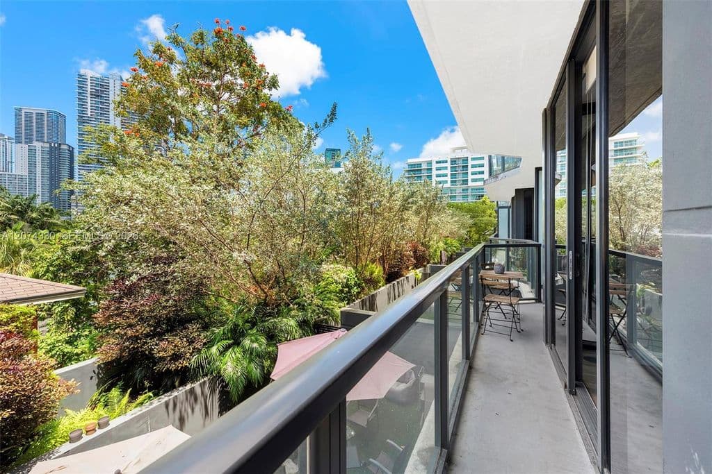 1-bedroom Condo — 201 SW 17th Rd #411