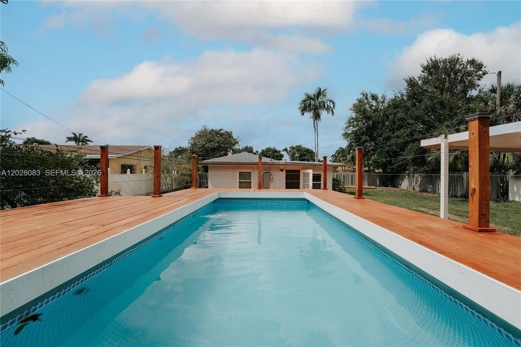 2-bedroom Single-Family Home — 1430 SW 32nd Ct