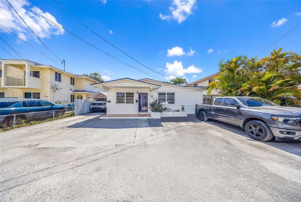 4+1 Mülk — 3532 NW 4th Ter