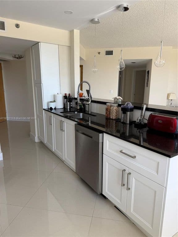 3+1 Condo — 20185 E Country Club Dr APT 510