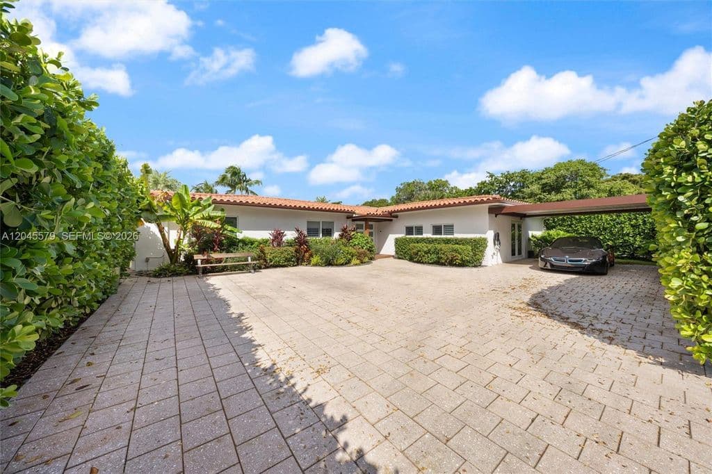 4+1 Müstakil ev — 12944 Banyan Rd