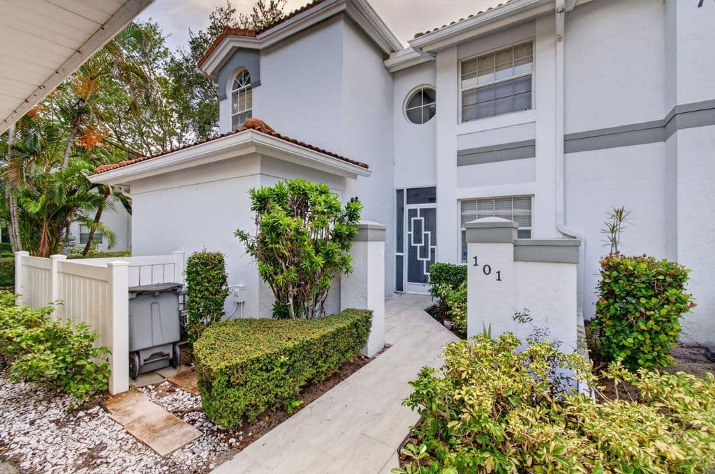 3+1 Condo — 7881 WHISPERING PALMS Drive #101